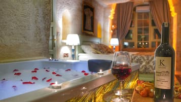 Sultan Cave Suite | Champagne service