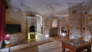 Antique Cave Suite | 1 間臥室、埃及棉床單、高級寢具、獨特裝潢