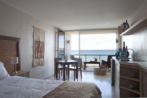 Δωμάτιο, Θέα στη Θάλασσα | Κλινοσκεπάσματα υψηλής ποιότητας, μίνι μπαρ, χρηματοκιβώτιο στο δωμάτιο