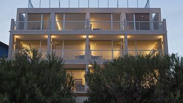 Fachada de la propiedad por la tarde o noche