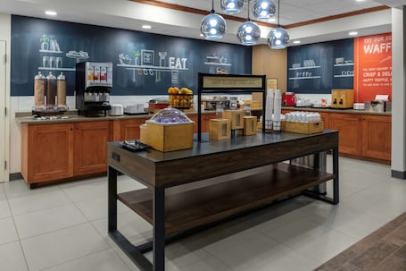 Desayuno continental incluido todos los días . Hampton Inn Gretna - Smith Mountain Lake