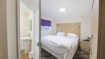 Camera con letto matrimoniale o 2 letti singoli, bagno in camera (1)