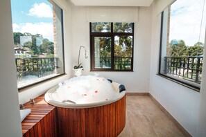 Premium Double Room | Minibar, in-room safe, desk, blackout curtains - Pousada Luís XV (Campos do Jordão)