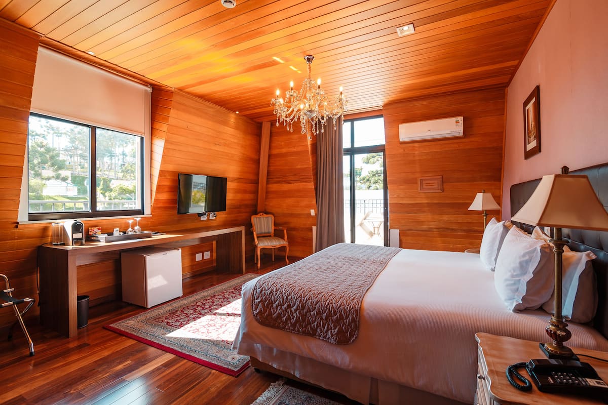 Kamar Double atau Twin Deluks | Minibar, brankas, meja kerja, dan tirai kedap cahaya