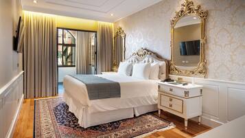 Suite Luis XV | Minibar, két bảo mật tại phòng, bàn, màn/rèm cản sáng