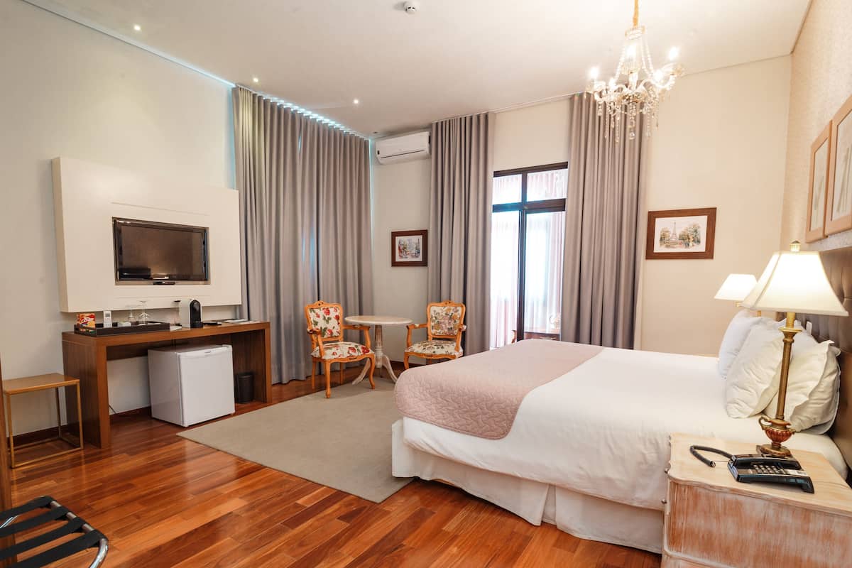 Suite Mewah | Minibar, brankas, meja kerja, dan tirai kedap cahaya