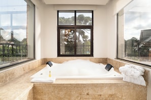 Premium Double Room | Bathroom | Shower, free toiletries, hair dryer, towels - Pousada Luís XV (Campos do Jordão)