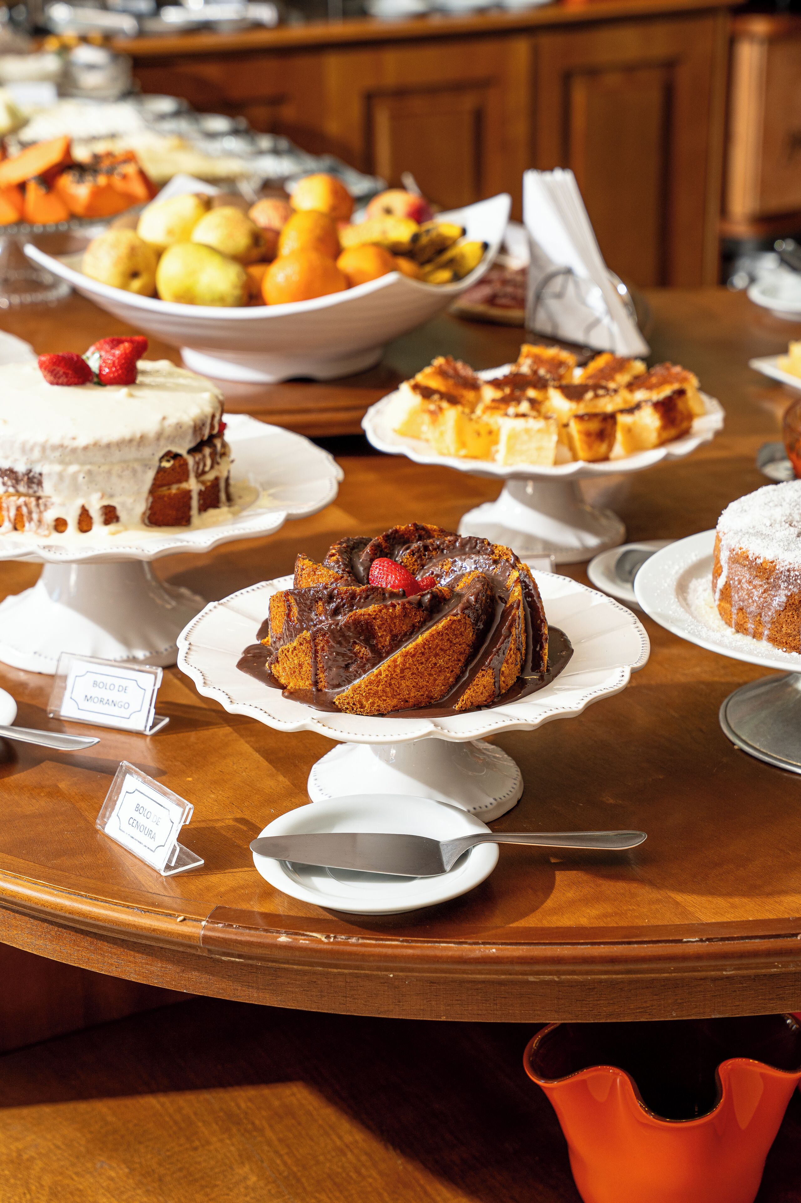 Une table de buffet proposant divers desserts et fruits.