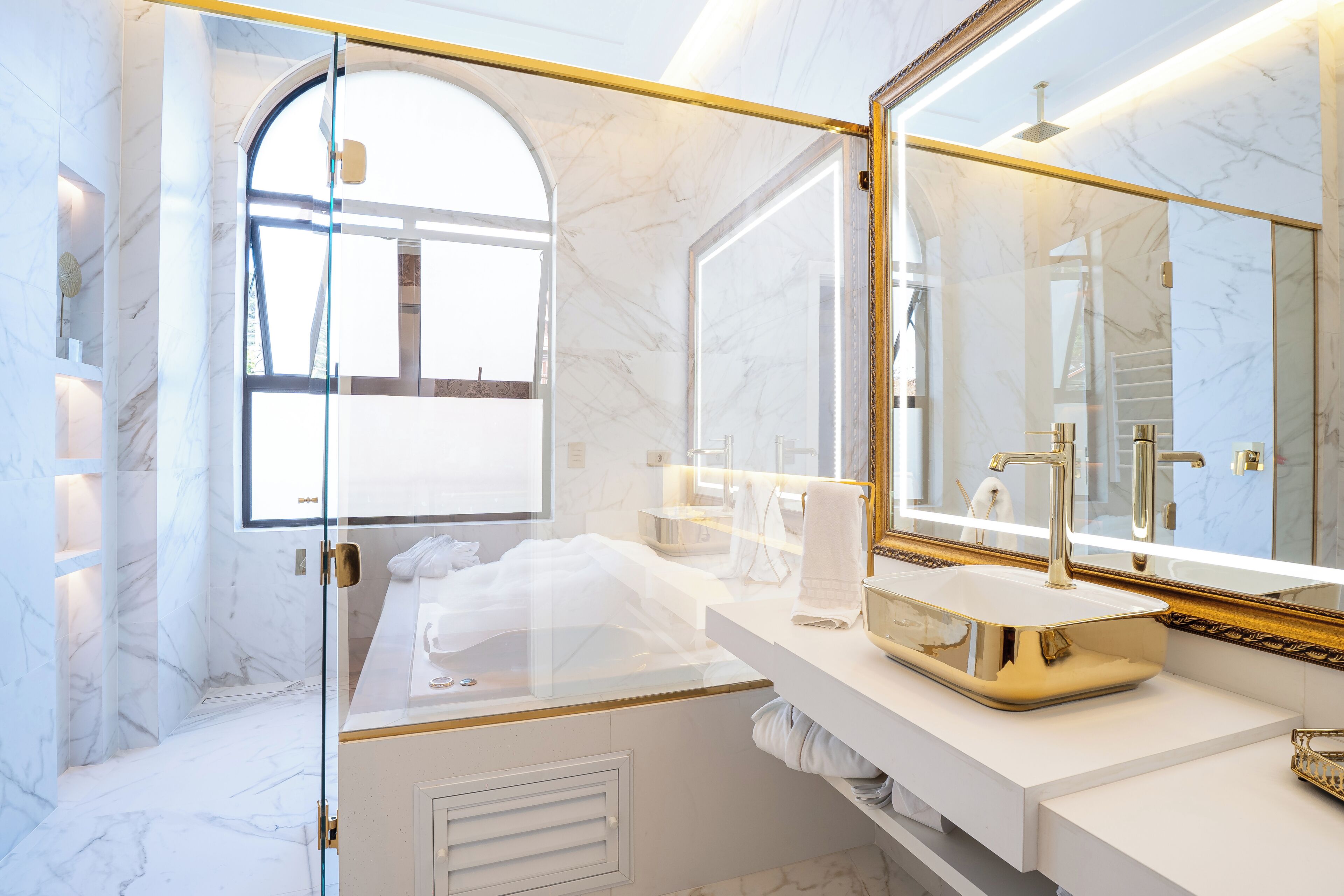 Suite Real | Badezimmer | Dusche, kostenlose Toilettenartikel, Haartrockner, Handtücher