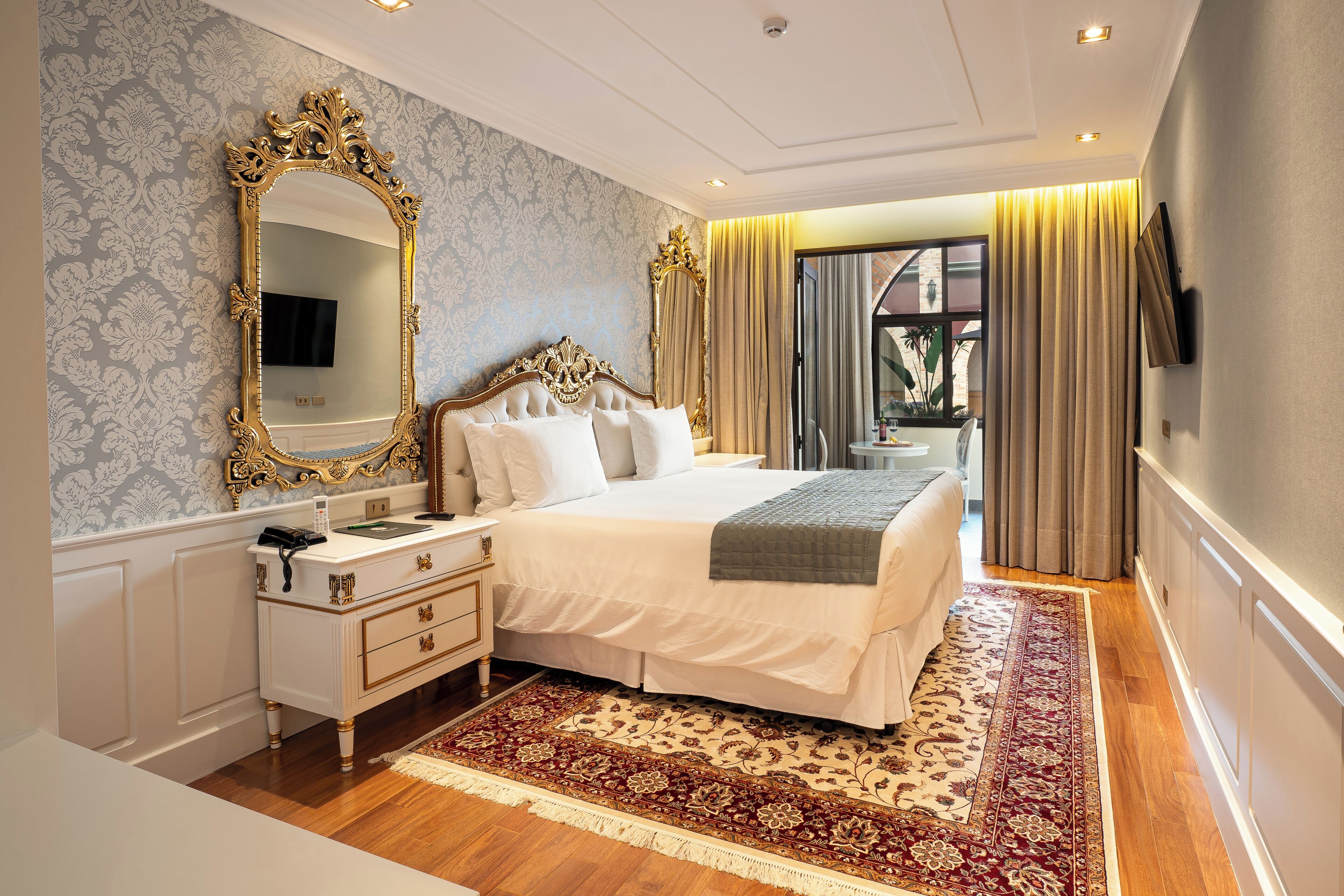 Suite Luis XV | Minibar, két bảo mật tại phòng, bàn, màn/rèm cản sáng 