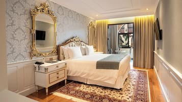 Minibar, caja de seguridad en la habitación y escritorio