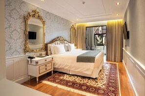 Suite Luis XV | Minibar, in-room safe, desk, blackout curtains - Pousada Luís XV (Campos do Jordão)