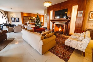 32-inch LED TV with cable channels, TV - Pousada Luís XV (Campos do Jordão)