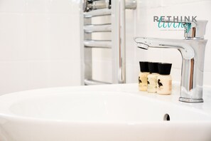 Apartment, 2 Bedrooms | Bathroom | Combined shower/tub, free toiletries, towels - Rethink Living - Blakes Quay (Reading)