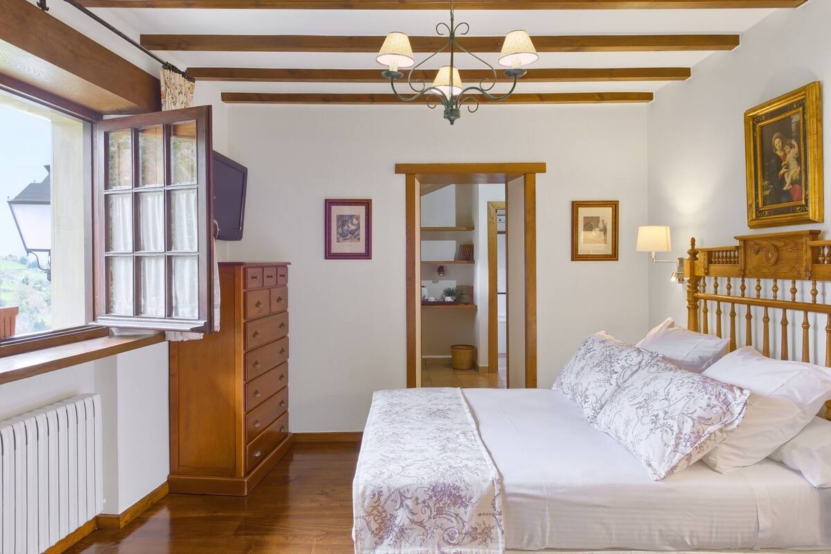 Classic-Dreibettzimmer | Betten mit Memory-Foam-Matratzen, individuell dekoriert