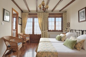 Basic-Doppelzimmer | Betten mit Memory-Foam-Matratzen, individuell dekoriert
