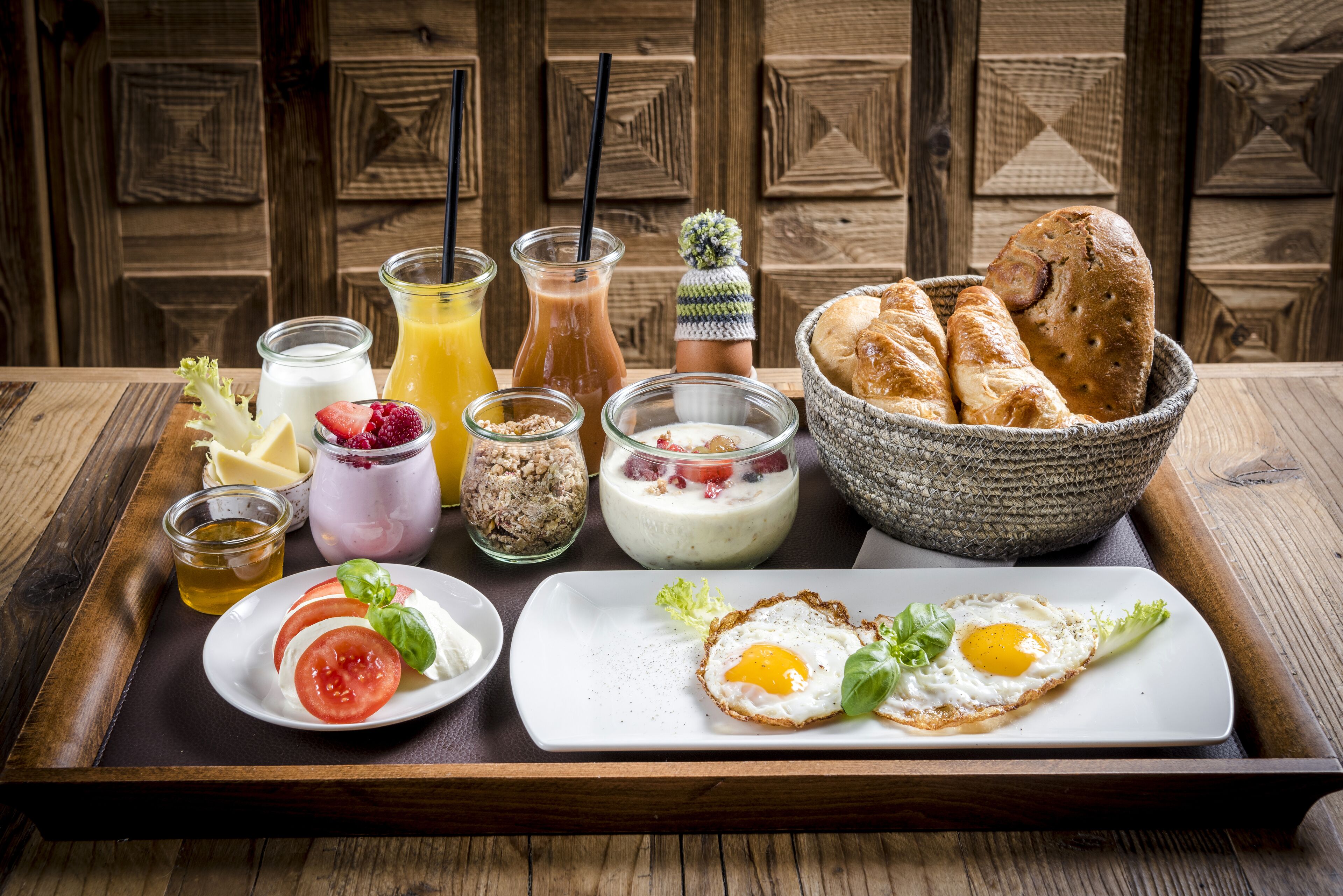 A breakfast tray with various food items and drinks.