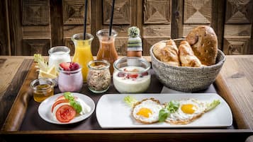 A breakfast tray with various food items and drinks.
