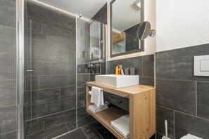 Classic Double Room | Bathroom - AvenidA Panorama Suites Kaprun (Kaprun)