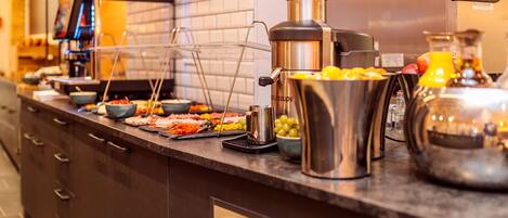 Un buffet con diversi cibi e una macchina per il caffè.