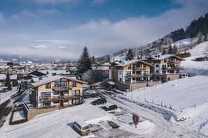 A snow-covered mountain town with modern buildings, a ski lift, and a clear sky. - AvenidA Panorama Suites Kaprun (Kaprun)