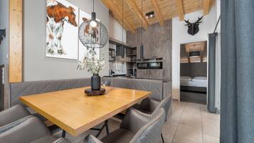 4-bedroom penthouse with private sauna | Essbereich im Zimmer