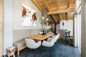 3-bedroom penthouse with private sauna | 客房内用餐
