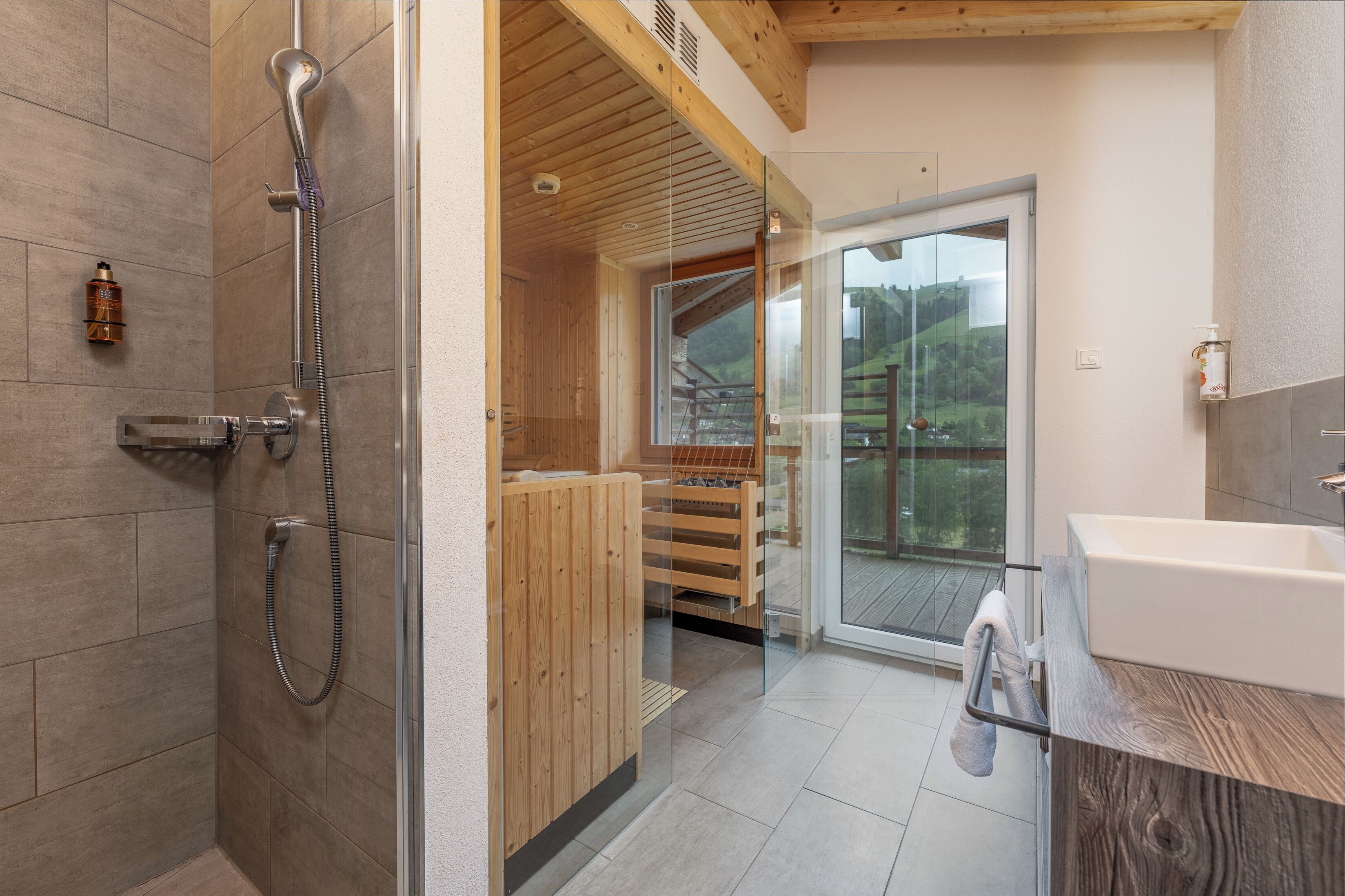 4-bedroom penthouse with private sauna | Badkamer | Een douche, gratis toiletartikelen, een haardroger, badjassen