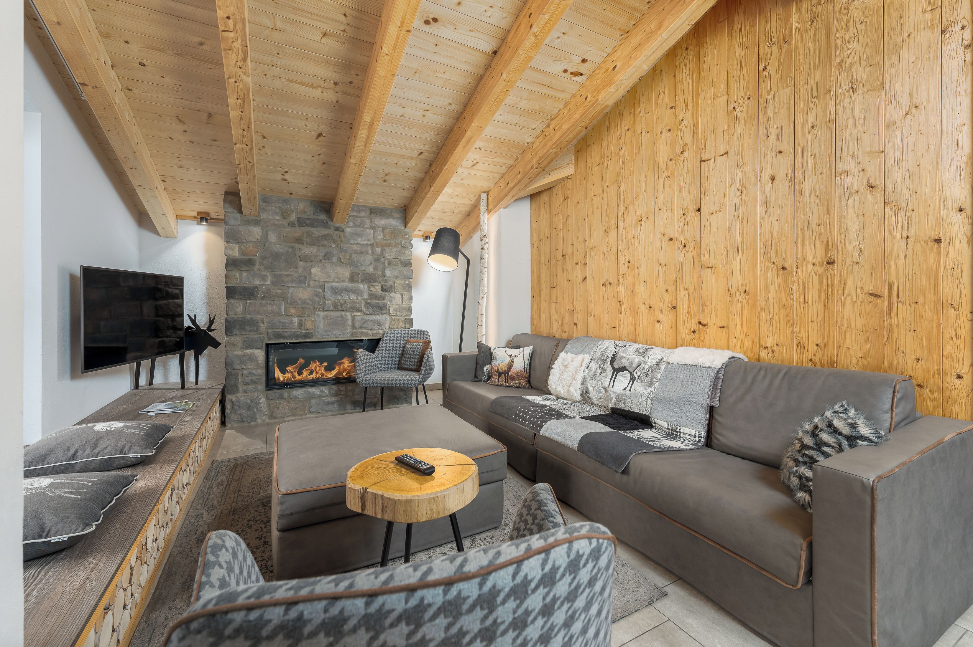 4-bedroom penthouse with private sauna | living area | flat-screen tv