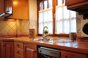 Departamento, 2 habitaciones (Apartamento 1) | Cocina privada | Refrigerador con congelador, microondas y parrilla de estufa
