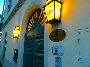 Façade de lâhĂ©bergement â soirĂ©e/nuit