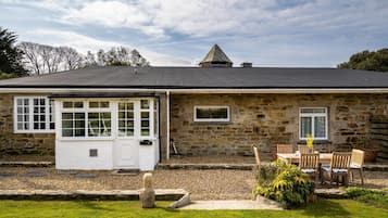 Family Cottage | Desk, free WiFi, bed sheets