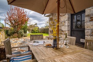 Family Cottage | Desk, free WiFi, bed sheets