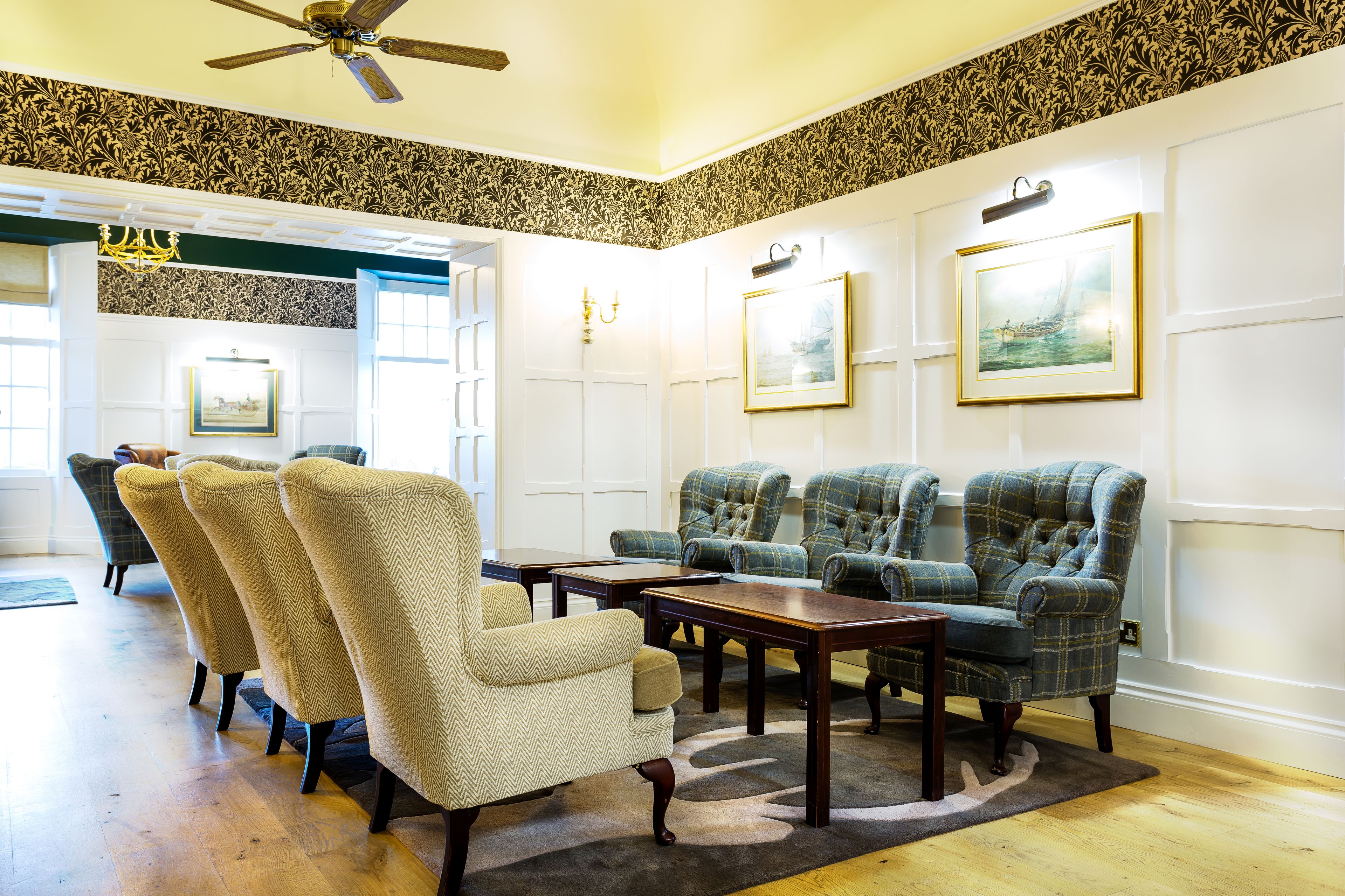 2 bars/lounges, cocktail bar