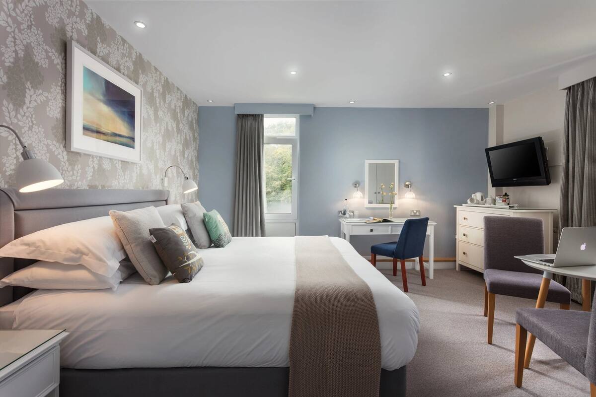 signature double or twin room (1) | desk, free wifi, bed sheets