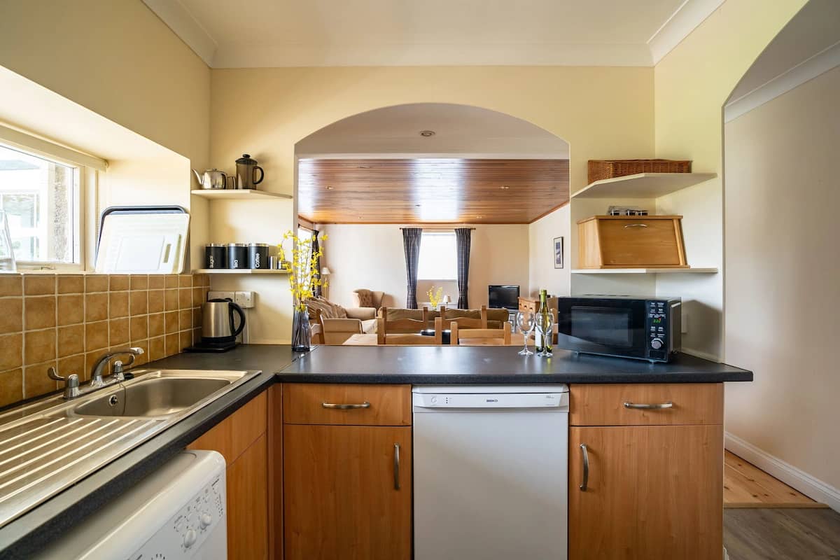 family cottage | desk, free wifi, bed sheets