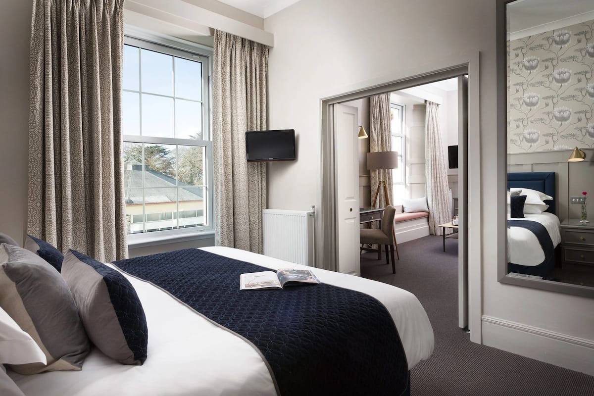 Signature Suite | Desk, free WiFi, bed sheets