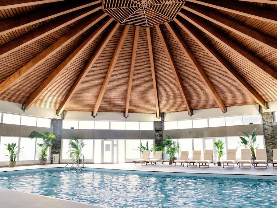 Piscina interna, espreguiçadeiras