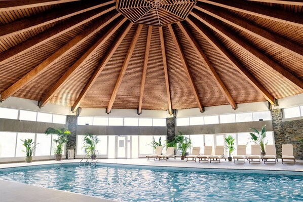 Indoor pool, sun loungers - Budock Vean Hotel (Falmouth)