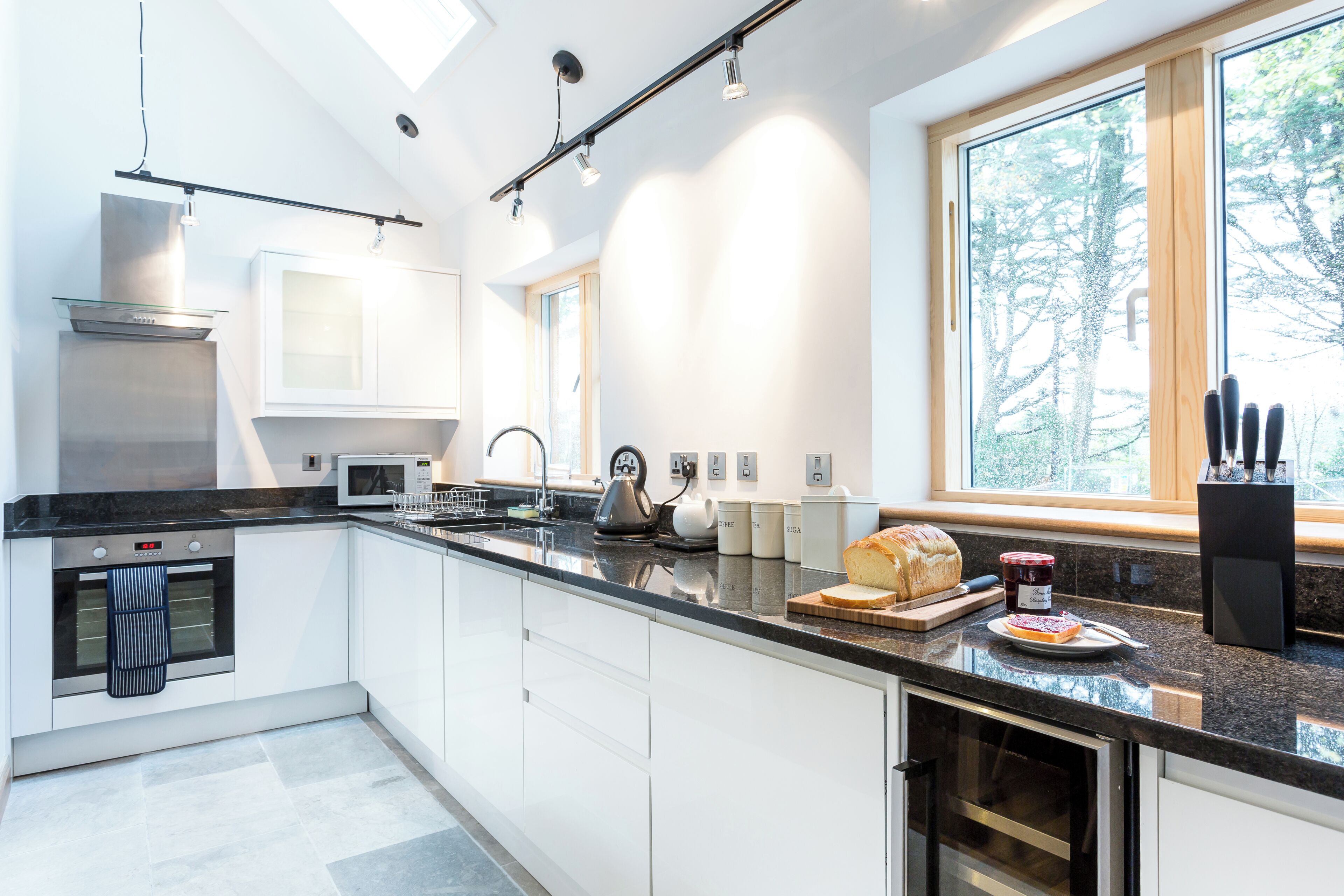 Casa Deluxe | Cocina privada | Cafetera y tetera, tetera eléctrica y periquera 