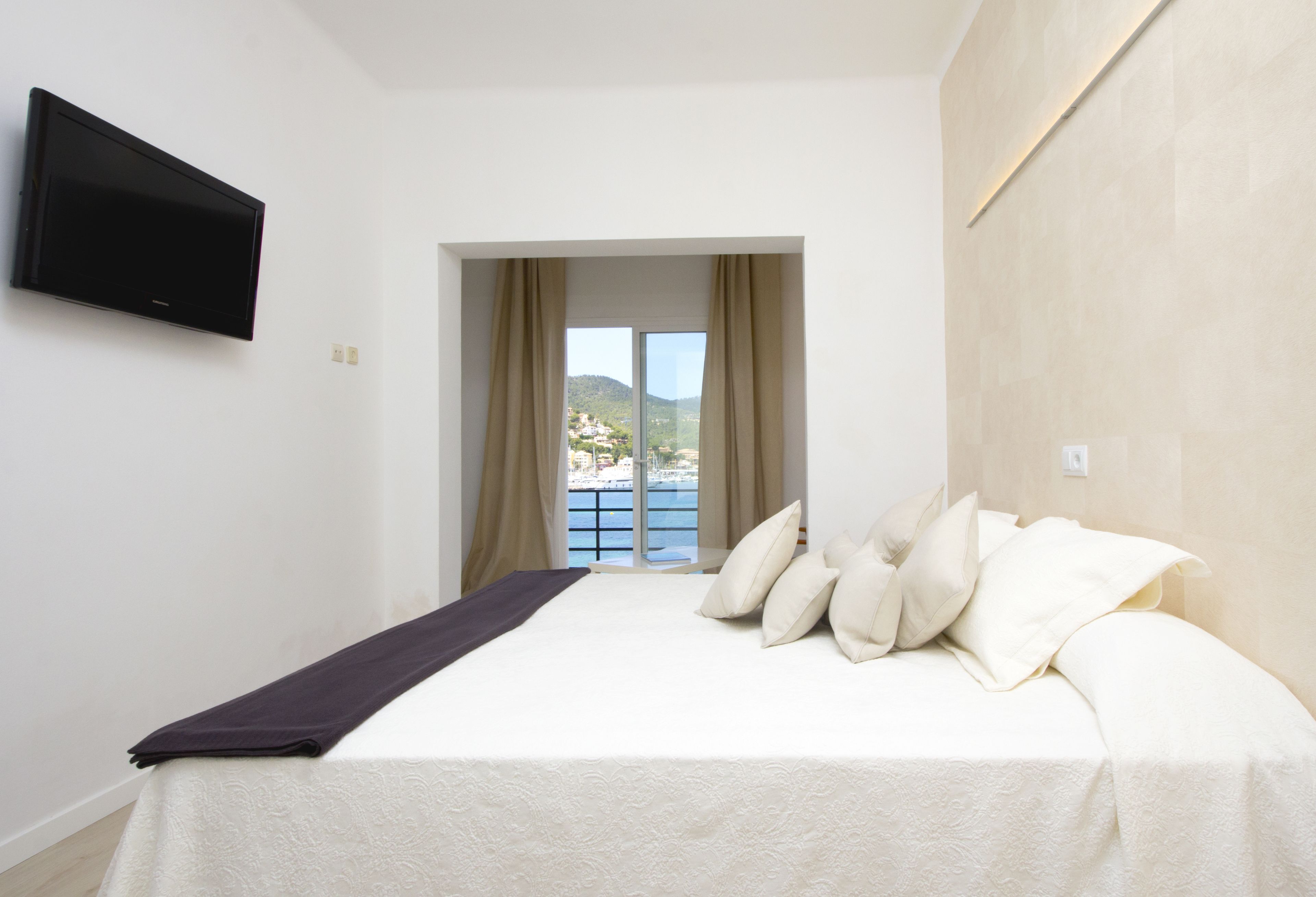 double or twin room, balcony, sea view | desk, blackout curtains, iron/ironing board, free wifi