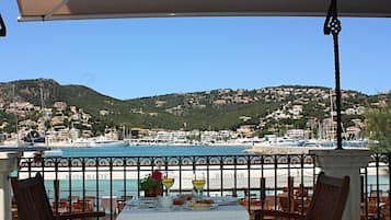 Breakfast, lunch, dinner served; local cuisine, beach views