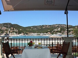 Breakfast, lunch, dinner served; local cuisine, beach views 