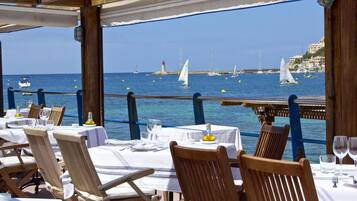 Serveert ontbijt, lunch, diner, lokale gerechten, strandzicht