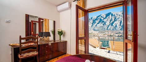 Double Room, Shared Bathroom | Iron/ironing board, free WiFi