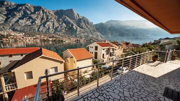 Double Room, Shared Bathroom | Balcony