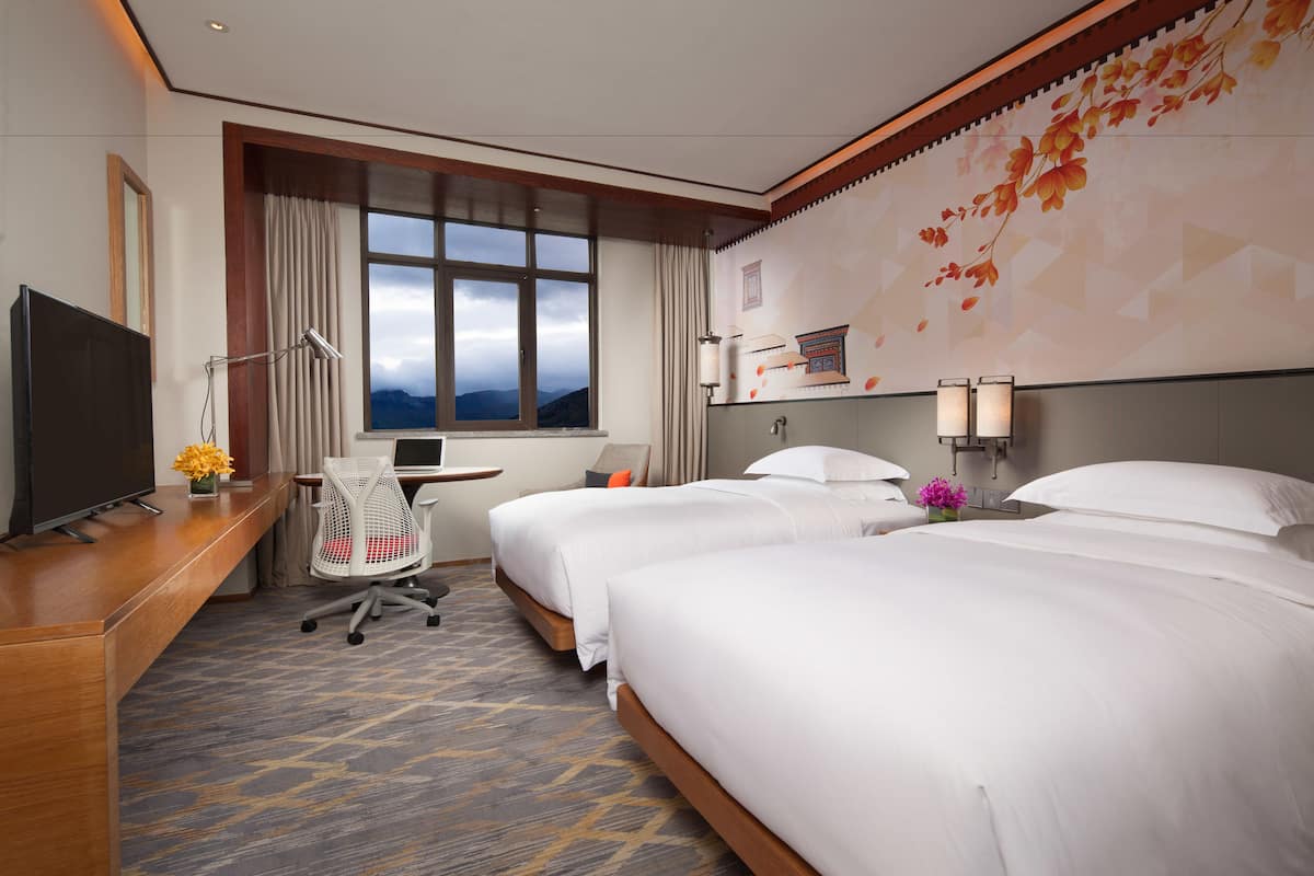 premium bedding, free minibar items, in-room safe, desk