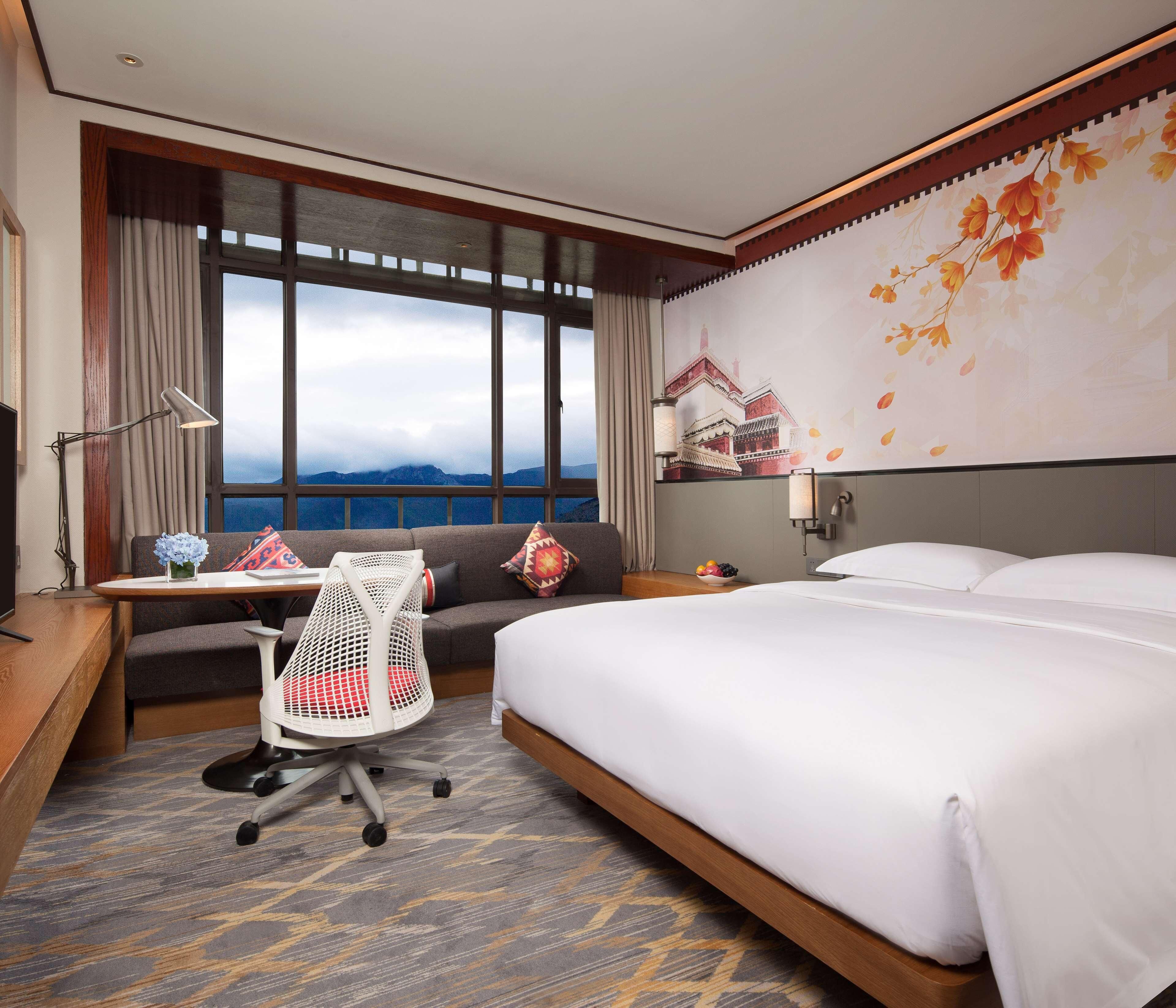 Luxe beddengoed, een minibar met enkele gratis items