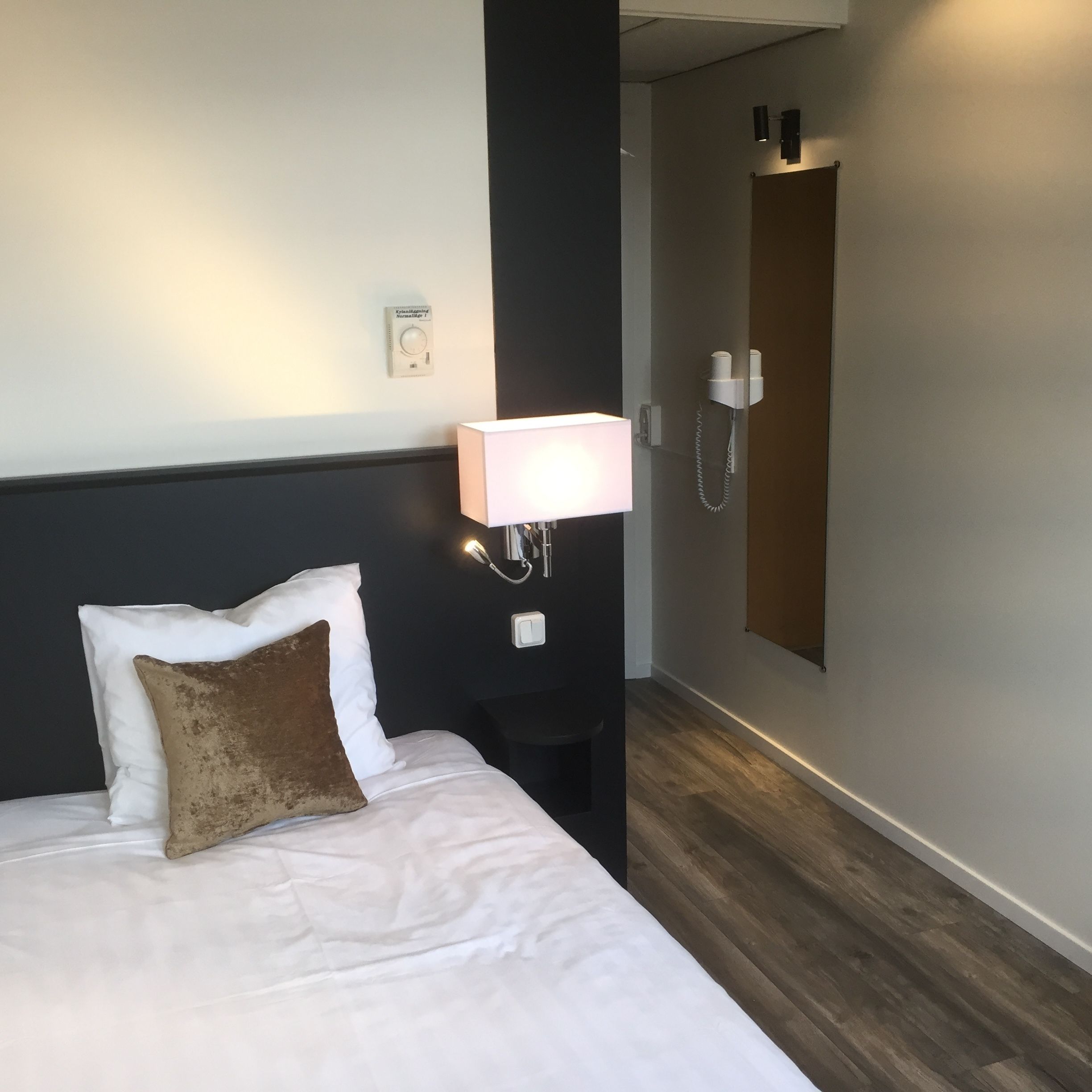 single room | desk, iron/ironing board, free wifi, bed sheets