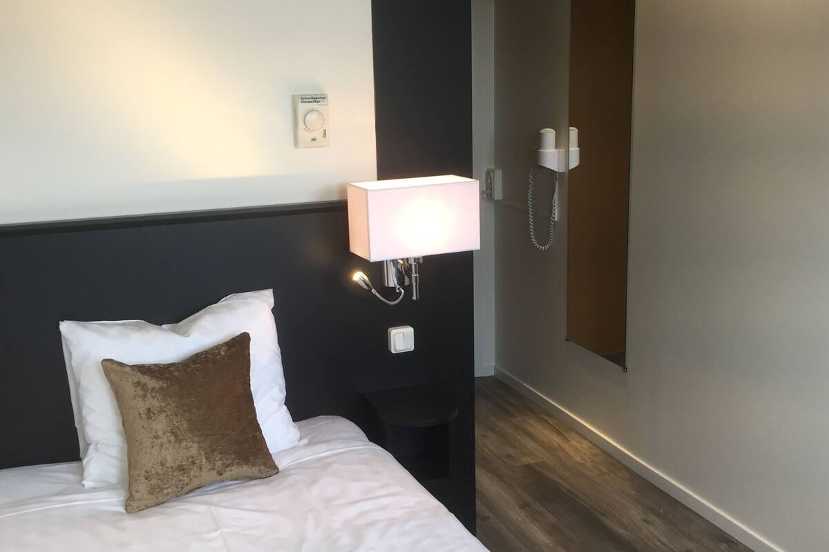 single room | desk, iron/ironing board, free wifi, bed sheets